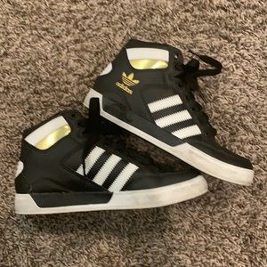 Adidas boys high top. Size 4.